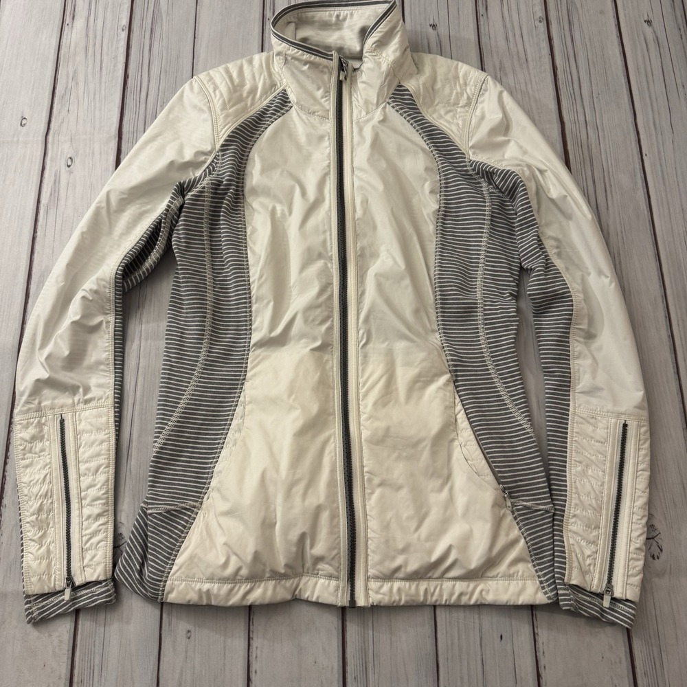Lululemon Rebel Runner Jacket Womens Size 8 Gray Ghost Hyper Stripe Zip Yoga